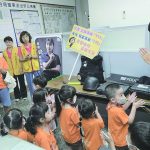 豐警利用話劇帶幼童學習交通安全