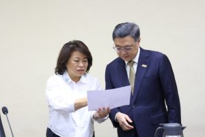 黃敏惠赴行政院力爭高鐵聯外軌道建設