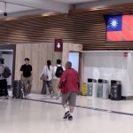 桃機第一航廈入境大廳 “變樣國旗”引注目
