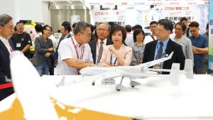 軍民通用 AI展遇「台灣土狗」 何欣純讚MIT堅強實力 喊台中產業新機會