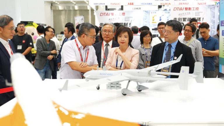 軍民通用 AI展遇「台灣土狗」 何欣純讚MIT堅強實力 喊台中產業新機會