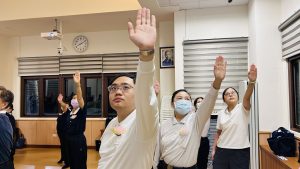 原想湊人數 年輕志工陳廷任轉身全心入經藏