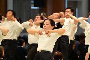 夫妻同修孝親傳法 攜手演繹一甲子