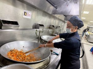 化迷惘為善緣 林麗香一家三人入經藏