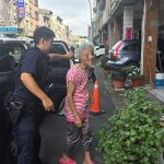 七旬婦迷途徘徊超商 凱旋警查明住址護送返家