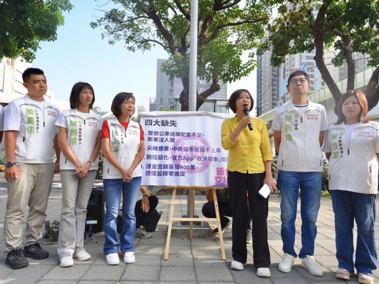 體會通勤族情況 何欣純搭公車 提四大解決方案