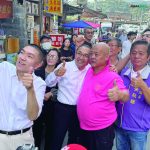 侯友宜陪謝國樑 南興市場拜票 民眾熱情相挺