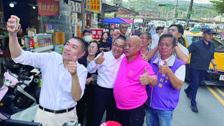 侯友宜陪謝國樑 南興市場拜票 民眾熱情相挺