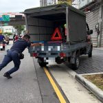 小貨車路中拋錨 豐原警推車解圍