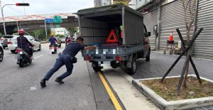 小貨車路中拋錨 豐原警推車解圍