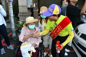 真人藝閣車迎駕拋千顆扭蛋分享信眾掀高潮