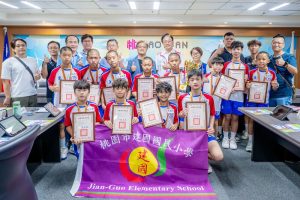 建國國小巧固球隊奪亞太U13冠軍 張善政表揚