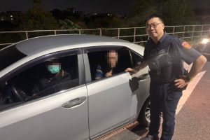 失智長者深夜騎車迷途 頭家警即時聯繫家屬助返家