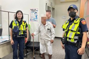 8旬翁狂騎電動代步車18K「嘸電」困路中 烏日警及時解危
