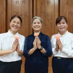 承父母善念與期盼 三姊妹與第三代同入經藏