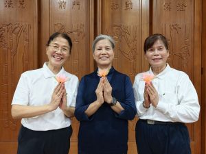 承父母善念與期盼 三姊妹與第三代同入經藏