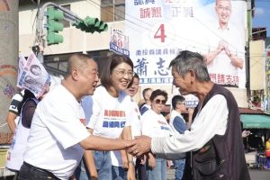 許淑華陪詹淵州掃市場 喊話縣鄉聯手拚建設