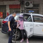 迷途婦拄杖徘徊街頭 六寶警細心尋獲竟是「好友母親」
