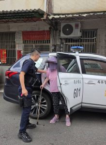 迷途婦拄杖徘徊街頭 六寶警細心尋獲竟是「好友母親」