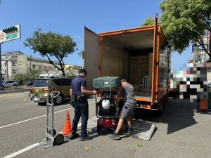 8旬老翁騎代步車誤上高架橋沒警方與熱心物流司機聯手送返家