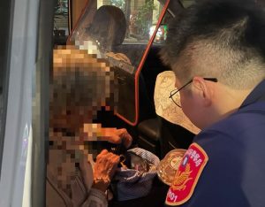 「你們來了喔！」阿嬤迷路遇民權警開心打招呼 靠印章破解身分之謎