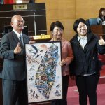 盧秀燕任期即將屆滿 議長張清照贈「燕子迎春」全台地圖 國民黨議員喊「更上一層樓」