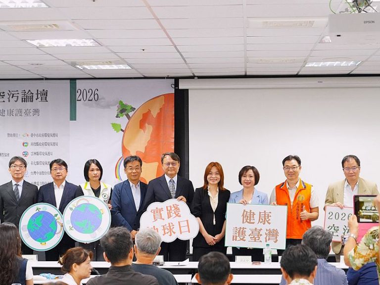 出席空污論壇 何欣純開支票：2034年前達成中火無煤發電