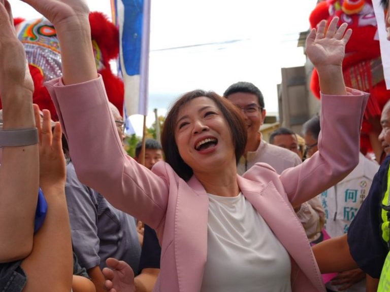 何欣純發揮母雞帶小雞效應 連趕5場為同黨候選人站台助選