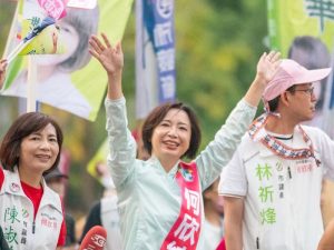 何欣純街口拜票 增加能見度