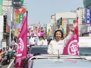 何欣純展開「台中迎新向前行」車隊掃街