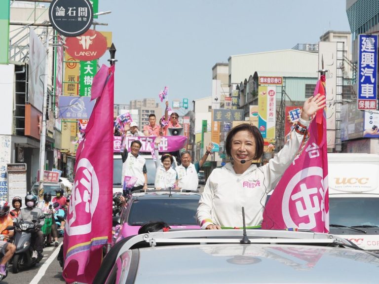 何欣純展開「台中迎新向前行」車隊掃街