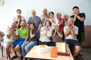 百歲莊夜合兒孫滿堂享天倫 縣長送祝福
