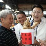江啟臣與何欣純大雅市場拜票　爭取支持