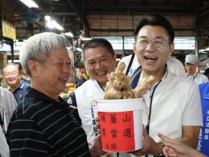 江啟臣與何欣純大雅市場拜票　爭取支持