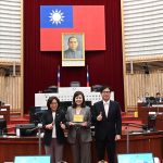 八連霸高市議員陸淑美將榮退 康議長頒獎致謝盛讚問政典範