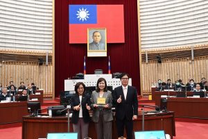 八連霸高市議員陸淑美將榮退 康議長頒獎致謝盛讚問政典範