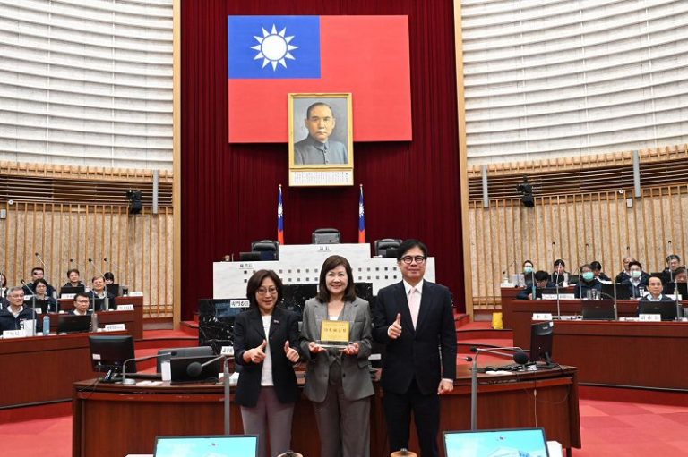 八連霸高市議員陸淑美將榮退 康議長頒獎致謝盛讚問政典範
