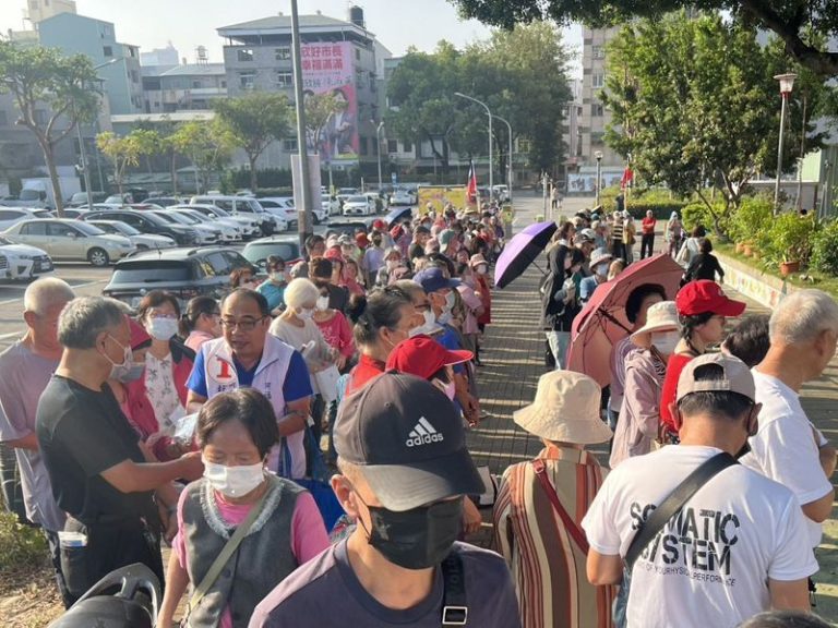 台中物調券首日發放 各市場湧現兌換排隊人潮