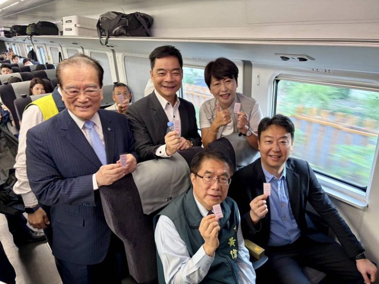 台南鐵路地下化首班車啟程 黃偉哲見證歷史性里程碑