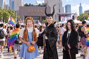 台灣同志遊行 鄭麗文裝扮黑魔女
