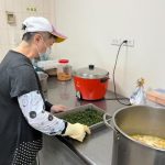 告別1人孤獨餐桌！獨居廚工重返職場 變身長照機構長輩的「專屬大廚」