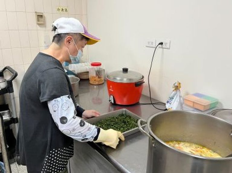 告別1人孤獨餐桌！獨居廚工重返職場 變身長照機構長輩的「專屬大廚」