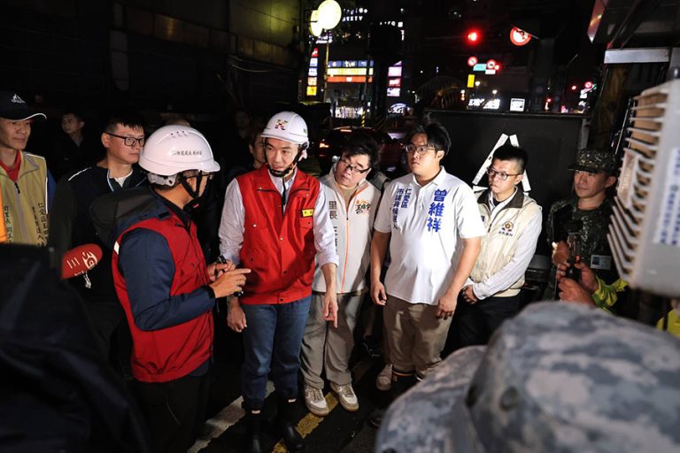 謝國樑率隊夜勘愛四路防大潮整備