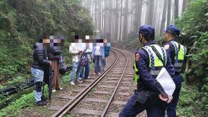 9名遊客違規行走軌道 阿里山林鐵處與警方聯合取締