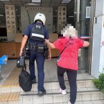 婦街頭徬徨迷途 陽明警耐心陪伴助返家