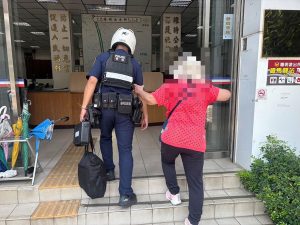 婦街頭徬徨迷途 陽明警耐心陪伴助返家