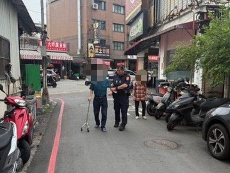 年邁老翁迷途 鼎山警暖心護送返家