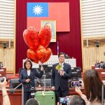 高雄市議會閉幕 康裕成送麥克風及行李箱 祝福陳其邁更上一層樓