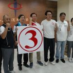 張啓楷抽中3號 當場欲遞辯論邀請函 王美惠快步閃避