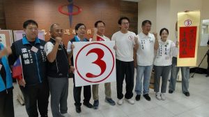 張啓楷抽中3號 當場欲遞辯論邀請函 王美惠快步閃避